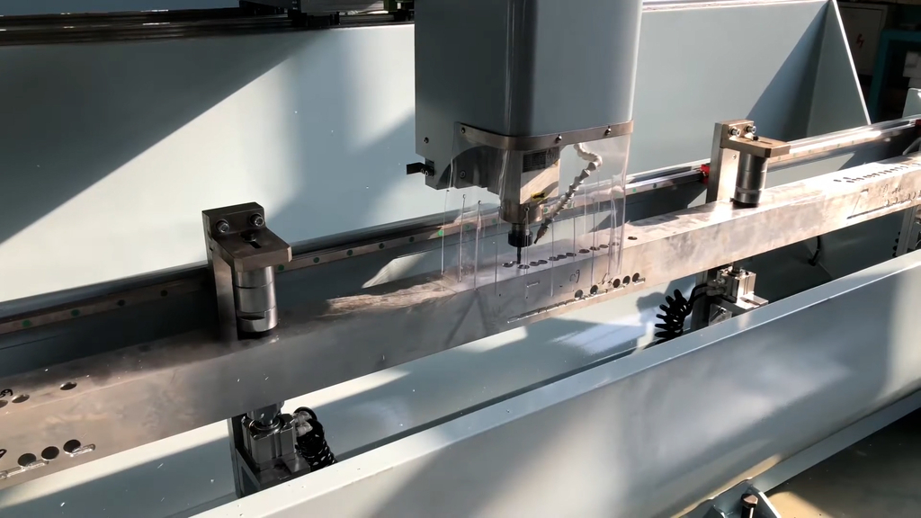 3-осевой сверлильно-фрезерный станок SKX3-CNC-3000 с ЧПУ для обработки алюминиевого профиля — фото 2